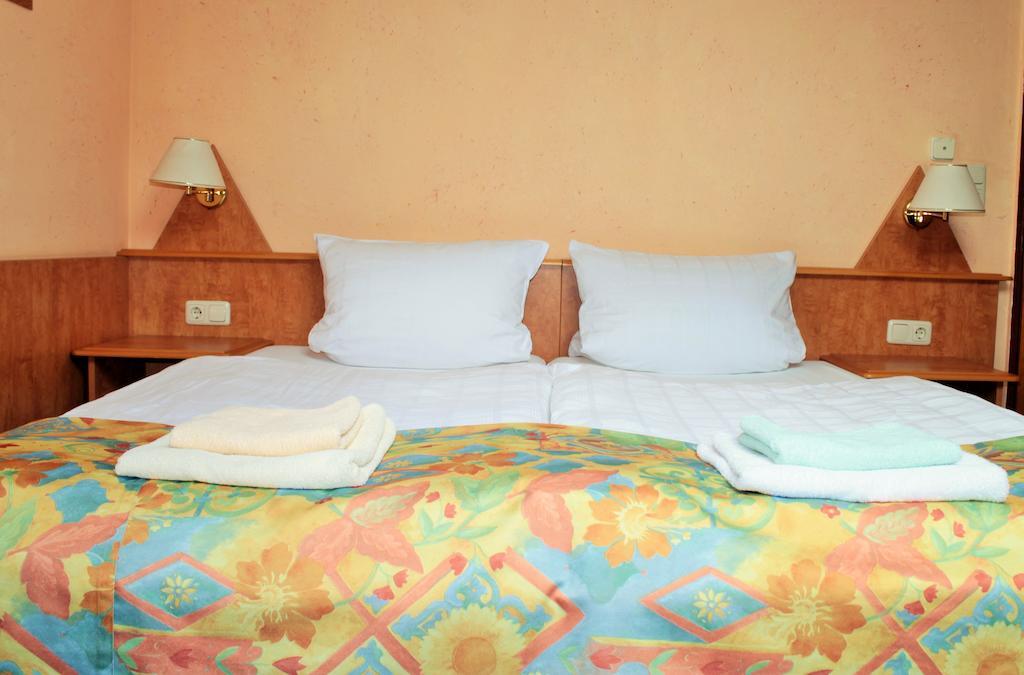 Garni Zum Adler Hotel Gensingen Szoba fotó