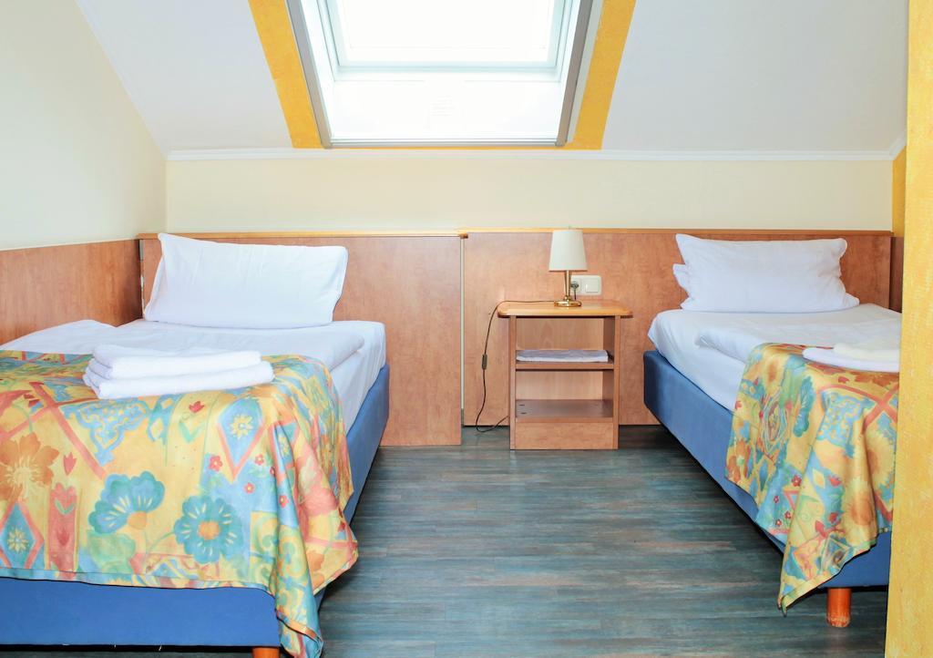Garni Zum Adler Hotel Gensingen Szoba fotó