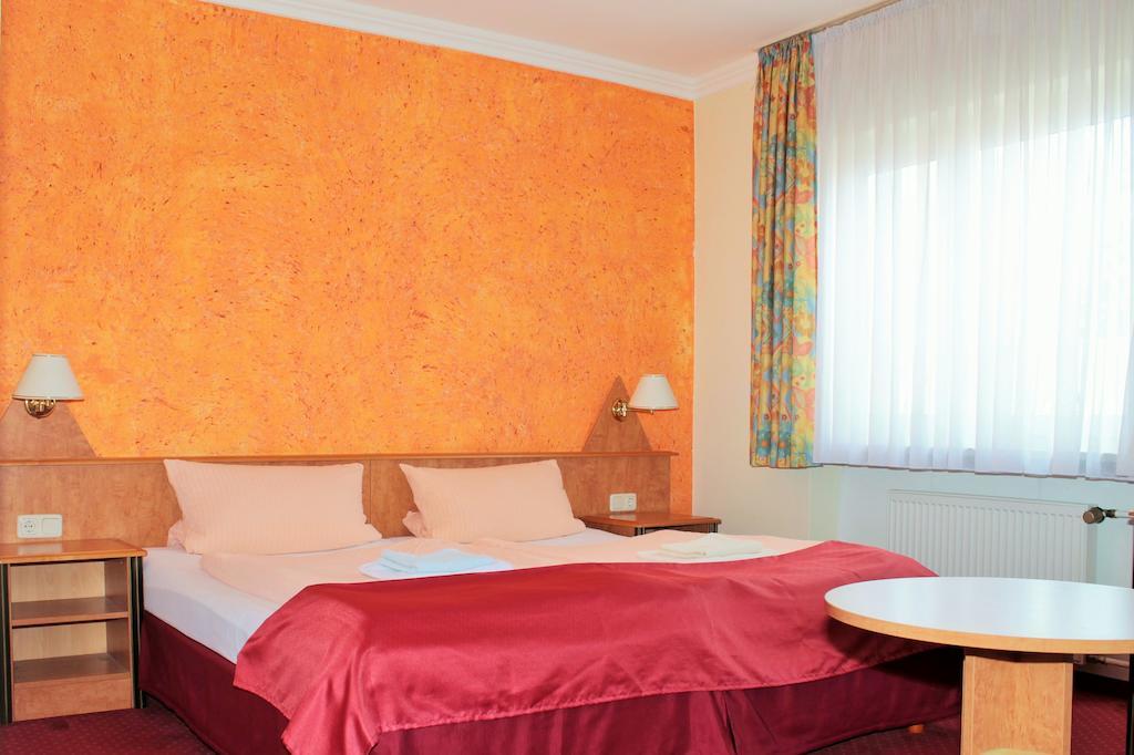 Garni Zum Adler Hotel Gensingen Szoba fotó