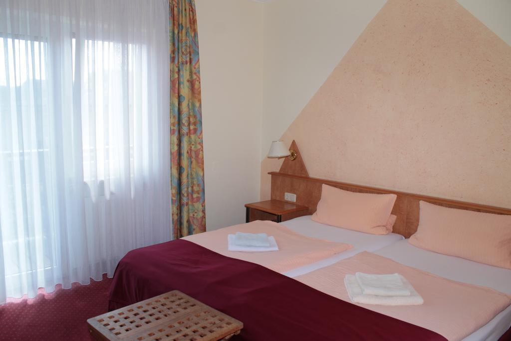 Garni Zum Adler Hotel Gensingen Szoba fotó