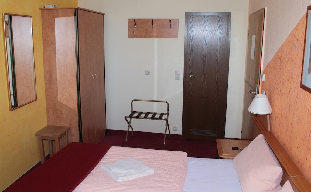 Garni Zum Adler Hotel Gensingen Szoba fotó