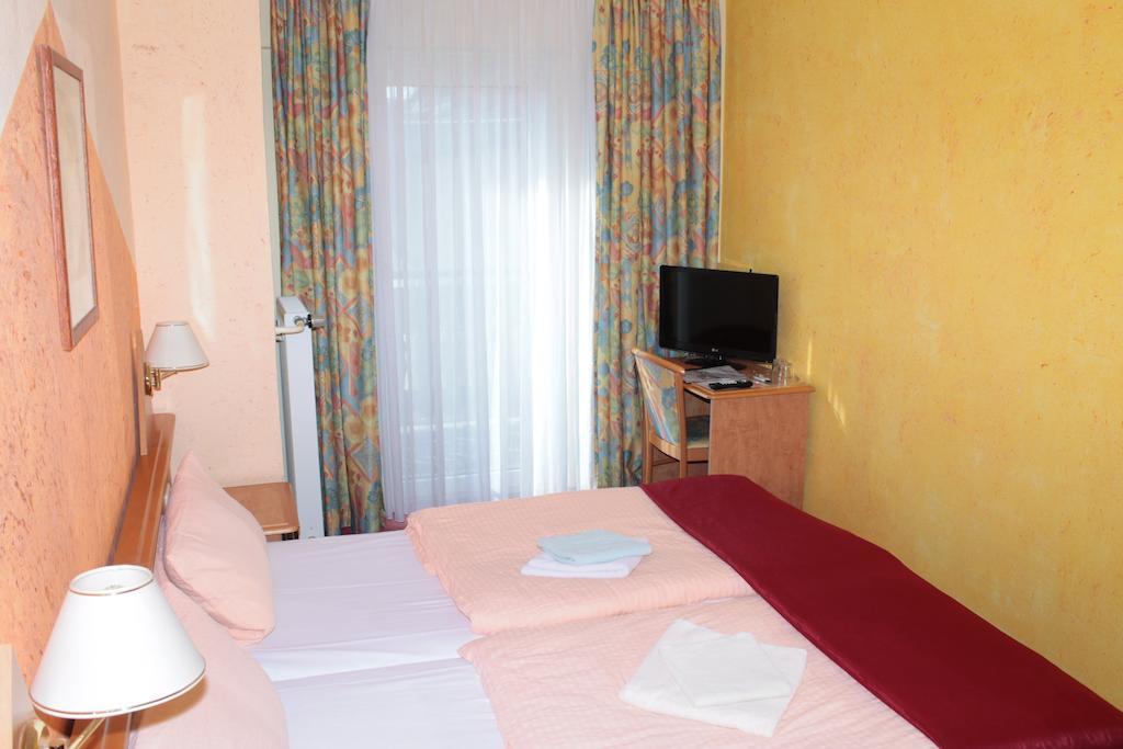 Garni Zum Adler Hotel Gensingen Szoba fotó