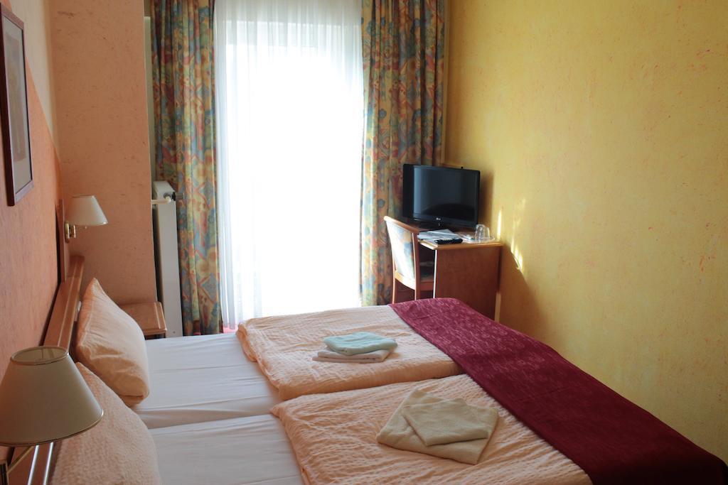 Garni Zum Adler Hotel Gensingen Szoba fotó